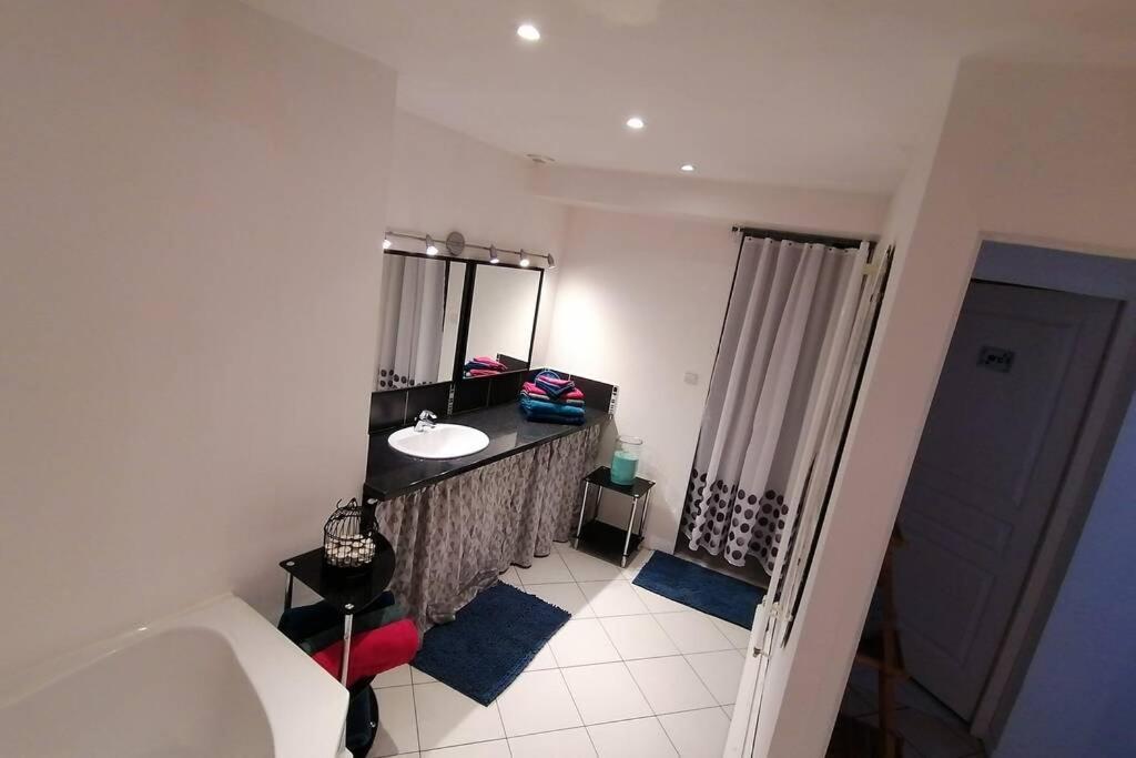 Maison Chaleureuse Et De Detente Avec Piscine Et Spa Chassemy Exterior foto